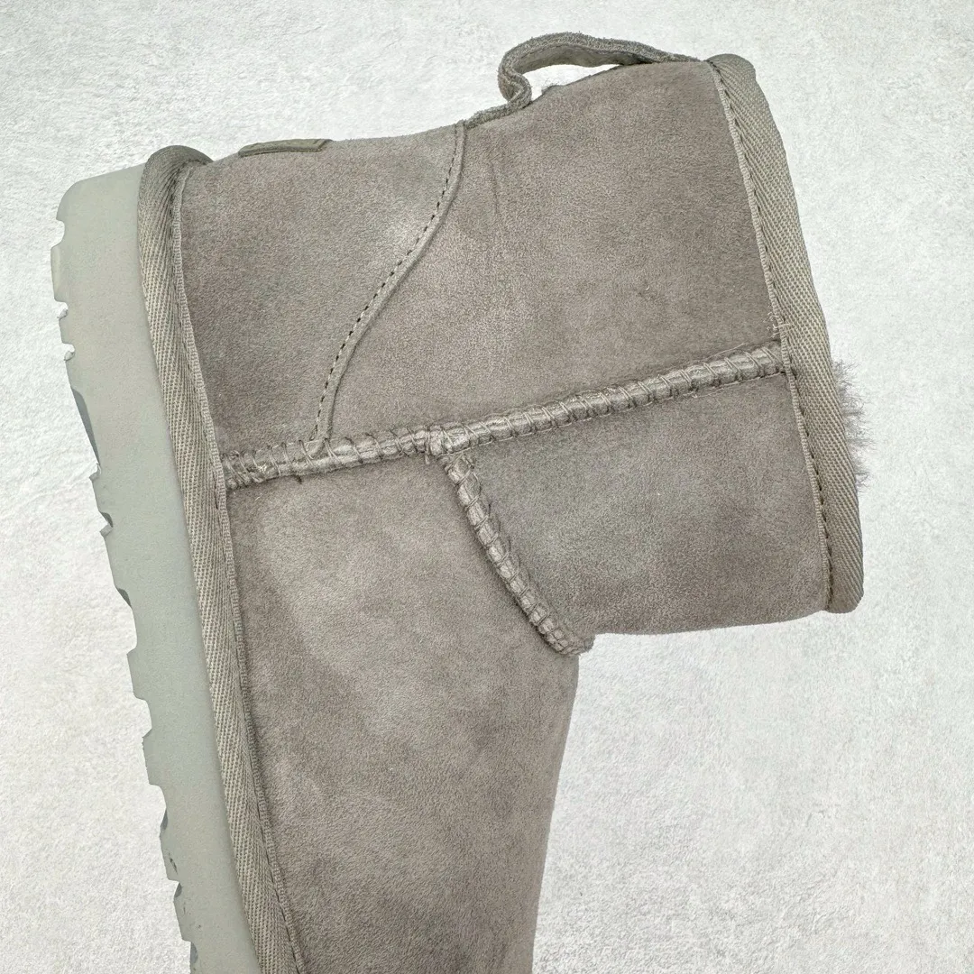 Pick up locally💰520 UGG 6222 Classic short-cut autumn and winter sheepskin and fur integrated snow boots. All shoes are made from the same factory as ZP. Longfeng A-grade Australian imported sheepskin and fur integrated men's and women's boots. Brand OEM production line. Fully follow the ZP process. OEM original pattern maker. Adhering to the principle of no original shoes and no development selection. Pay attention to every detail. The most authentic version on the market. TREADLITE "Light Wing" technology outsole. Lightweight/durable/flexible/pile size: 35 36 37 38 39 40 41 42 43 44 45 Coding: by2936060